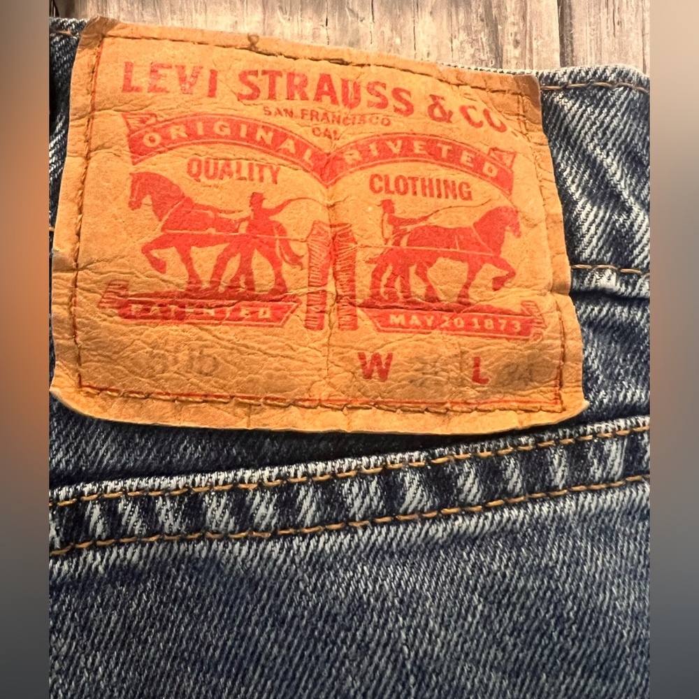 Levi’s Classic Blue Denim Jeans - Picture 8 of 8